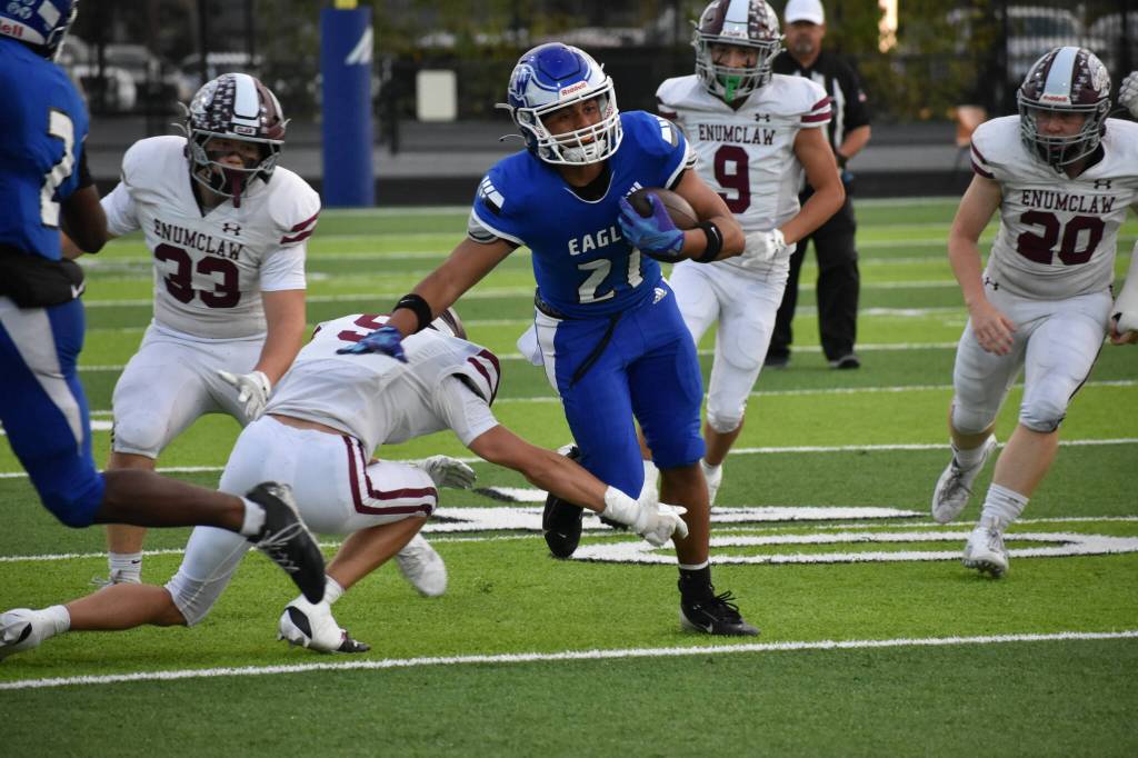 Ray Rondon breaks a tackle against the Enumclaw Hornets. Ben Ray / The Mirror