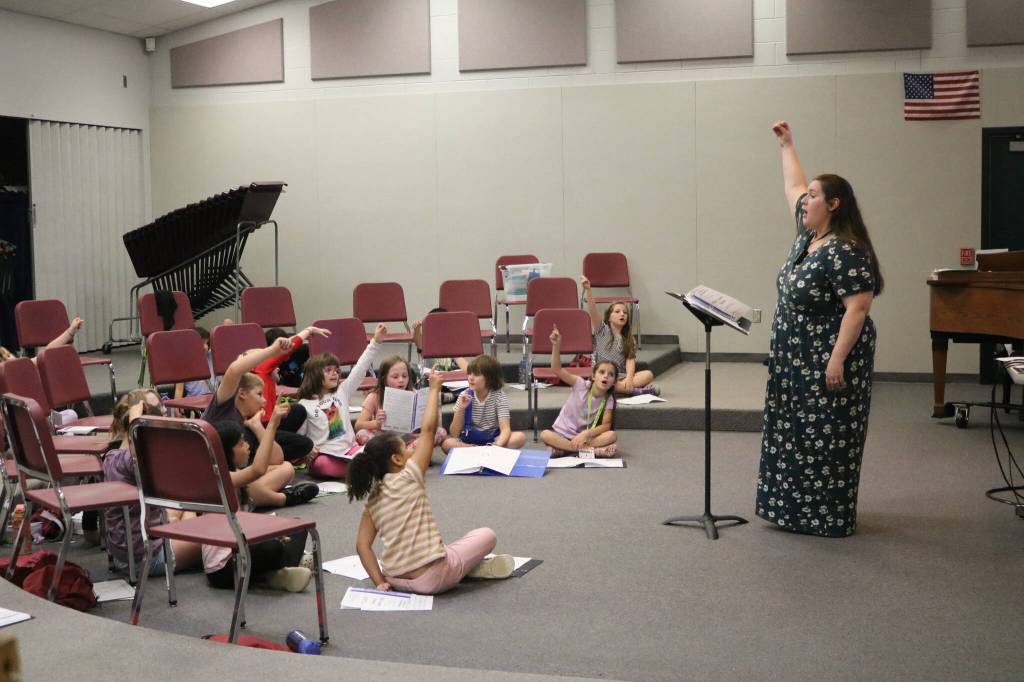 Primo Voce director Brittney Clegg leads her ensemble of 2nd to 4th graders in a warm-up during rehearsal. Photo by Bailey Jo Josie/Sound Publishing.