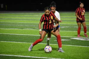 Malieta Redmond shields a Auburn Mountainview player from the ball in the second half. Ben Ray / The Mirror