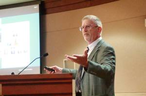 Steve Groom presents the annual Comprehensive Budget Report for 2024 for Federal Way at the Oct. 7 City Council meeting. Photo by Keelin Everly-Lang / the Mirror.