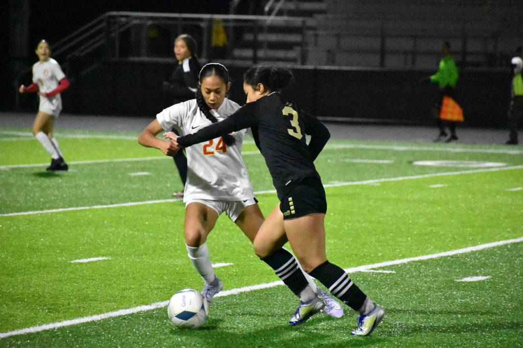 Jordynn Koria defends Kaihea Tuifua in the district tournament. Ben Ray / The Mirror