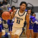 Elijah Gillespie dribbles the ball up the floor for Federal Way. Ben Ray / The Mirror.