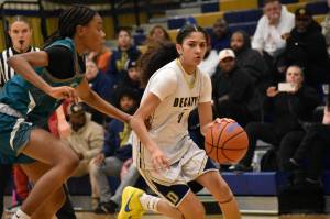 Avaieya Sinclair drives to the basket for Decatur. Ben Ray / The Mirror