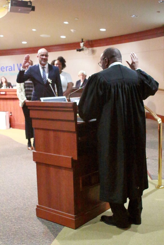 Les Sessoms is sworn in as a new member of the Federal Way City Council on Jan. 6 by Judge LeRoy McCullough of King County Superior Court. Photos by Keelin Everly-Lang / the Mirror