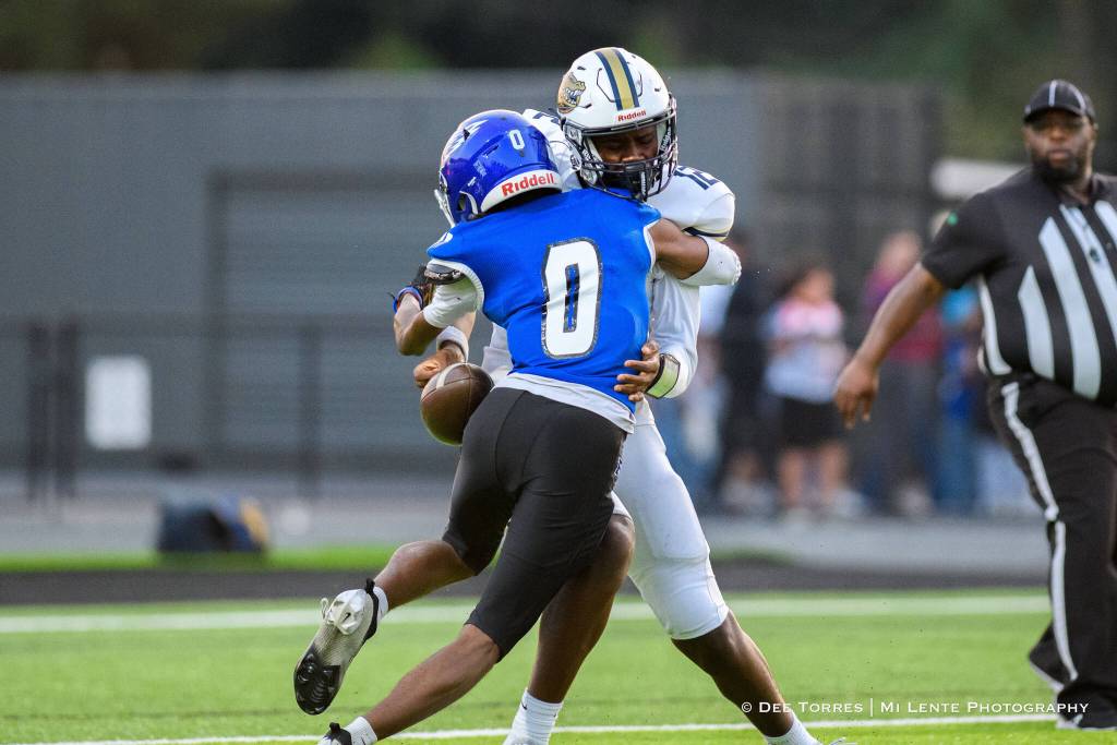 Jay Sinclair sacks Antoine Williams of Decatur in the first quarter. Dee Torres / Mi Lente photography