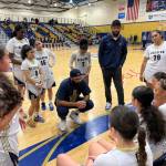 Decatur head coach Morris Anderson speaking to his team. Nathan Hyun / The Mirror