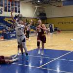 Decatur senior Iyanna Waltar goes up for a layup. Nathan Hyun / The Mirror