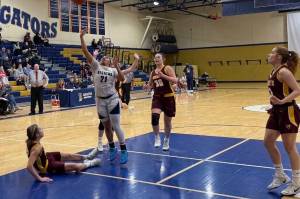 Decatur senior Iyanna Waltar goes up for a layup. Nathan Hyun / The Mirror