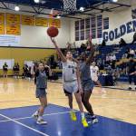 Decatur guard Avaieya Sinclair goes up for a layup. Nathan Hyun / For the Mirror