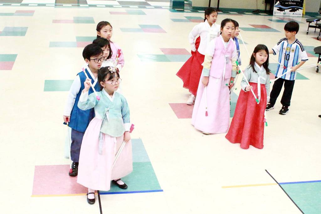 Students learn how to play tuho at the Korean School of Federal Ways Seollal festivities.