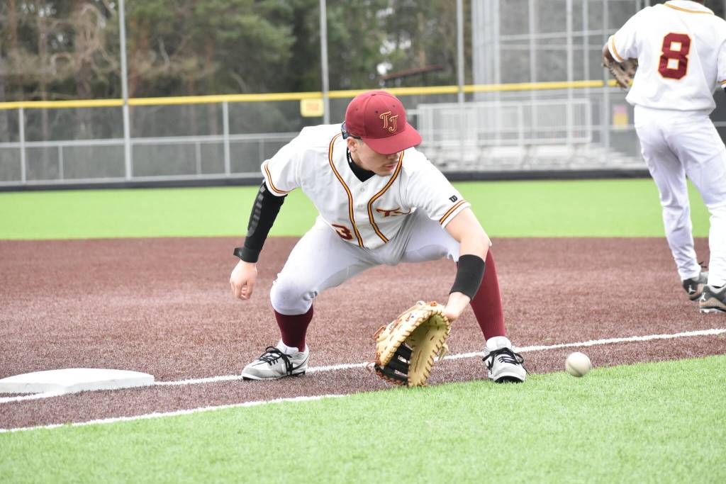 Thomas Jefferson first baseman warms up before the Raider scrimmage. Ben Ray / The Reporter
