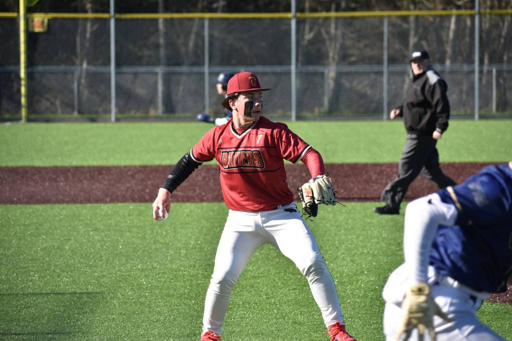 Ikaika Frank makes a throw to first base. Ben Ray / The Mirror