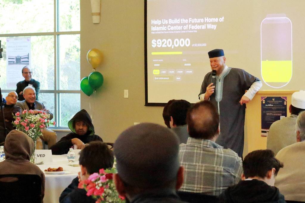 Shaykah Alauddin ElBakri, an Islamic scholar, speaker, and thinker who flew out to host the luncheon, leads the fundraising effort for the ICFW at a luncheon in January. Photo by Keelin Everly-Lang / the Mirror