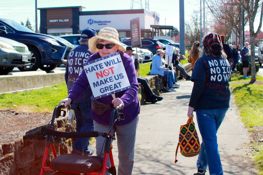 Protesters at the Federal Way No Kings protest stretched from the intersection of South 320th St. and Pacific Highway S. down the block in multiple directions. Photo by Keelin Everly-Lang / the Mirror