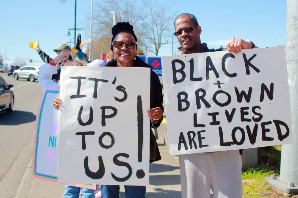 Community members Ron and Rebecca at the No Kings protest in Federal Way on March 28. Photo by Keelin Everly-Lang / the Mirror