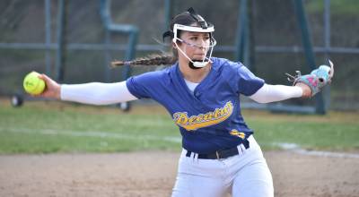 Lolah Camarillo pitches for Decatur. Ben Ray / The Mirror