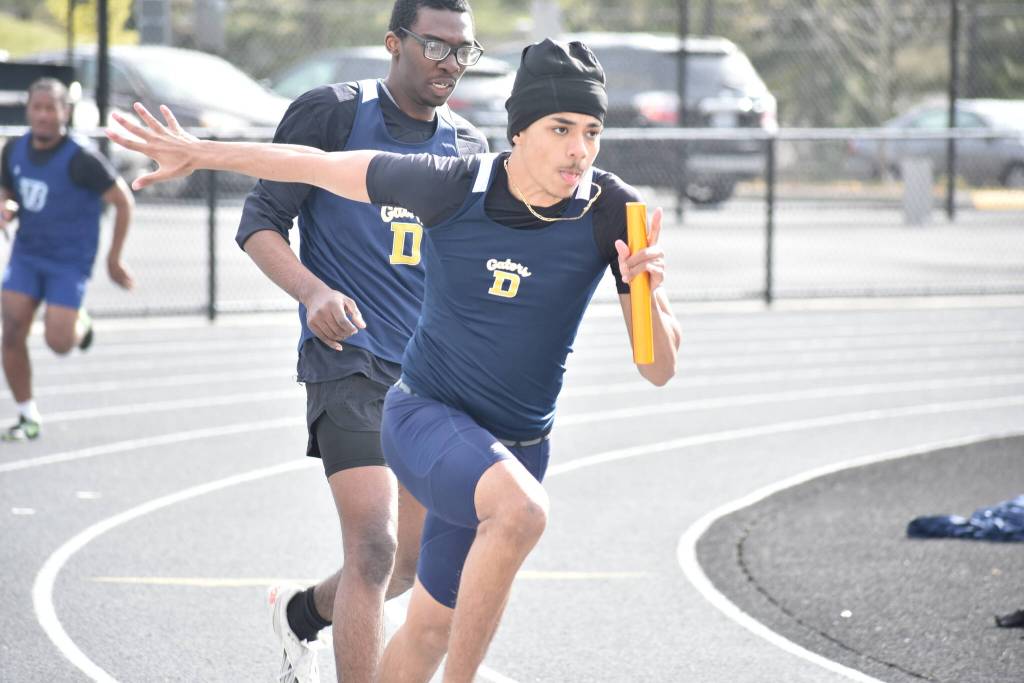 Decaturs A relay team hands the baton to the anchor leg. Ben Ray / The Mirror