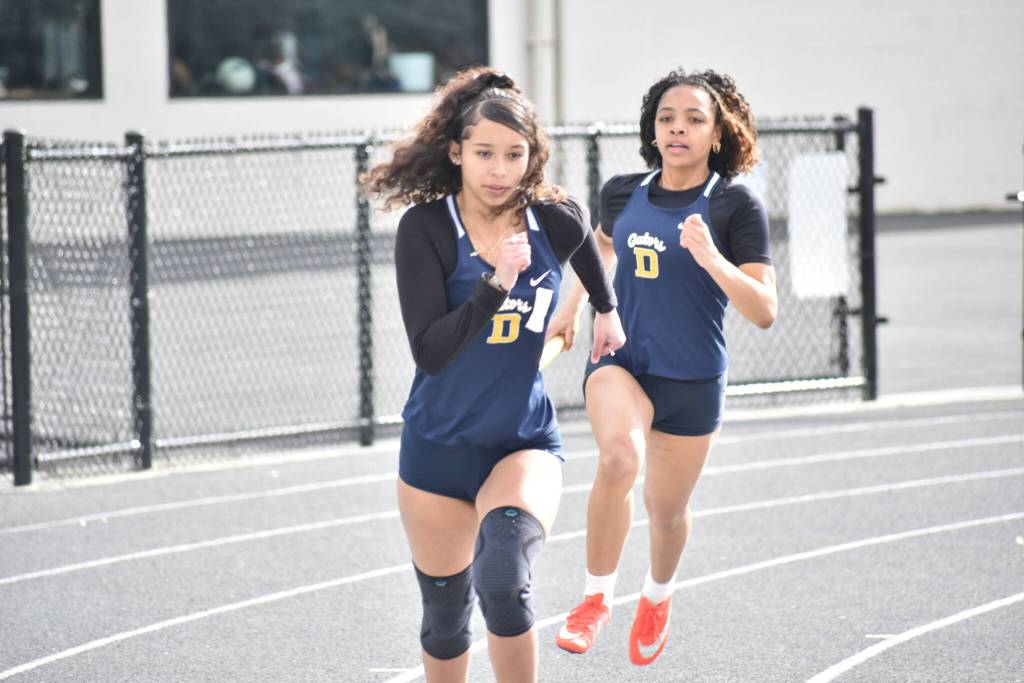 Decatur A 4 X 100 relay team preps for the hand off. Ben Ray / The Mirror