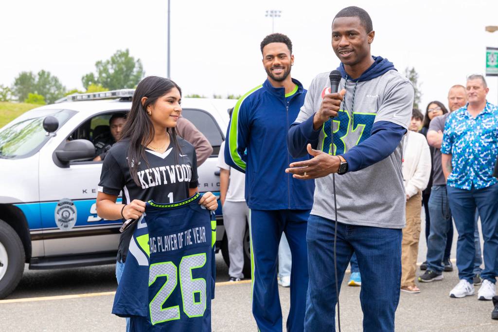 Diya Thomas handed the player of the year jersey from former Seahawks wide receiver Ben Obomanu. Photo provided by Robby Mullikin.