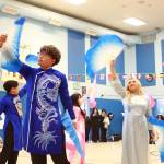 Students from Federal Way High School shared performances with the elementary school students, including this Vietnamese fan dance called Múa Quat.