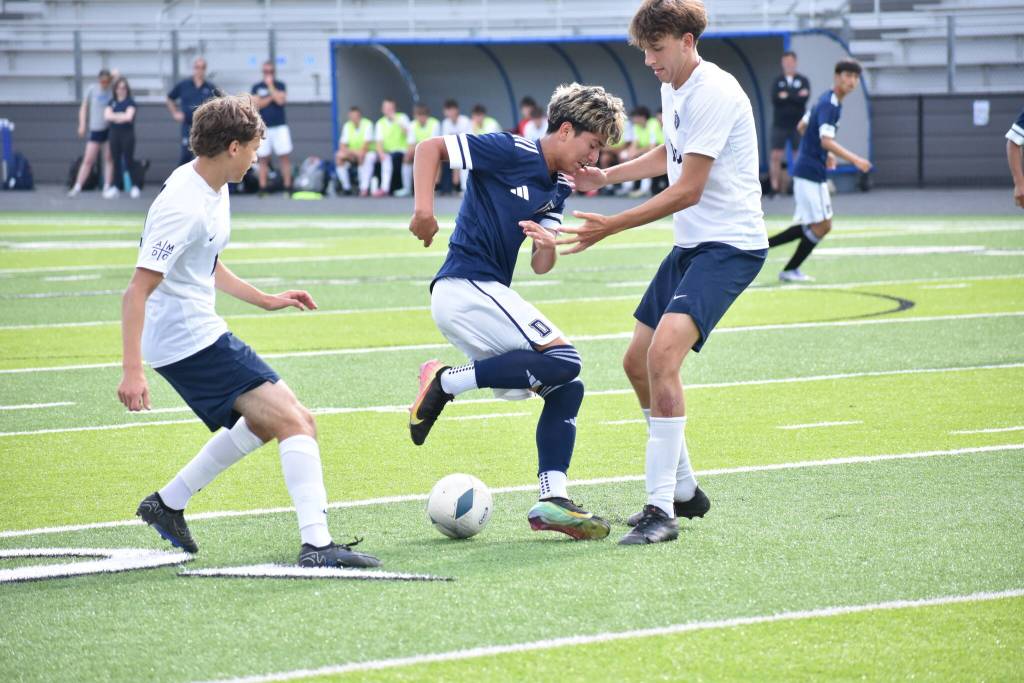 Photos by Ben Ray / The Mirror
Mason Manjares avoids two Bellarmine defenders.