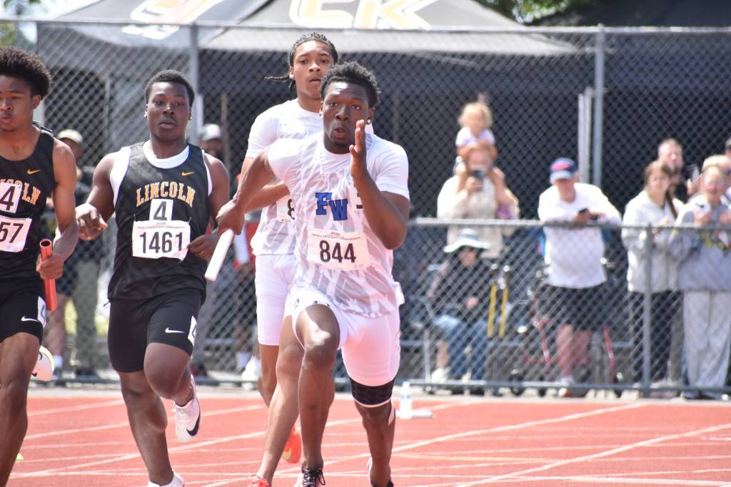Zamarie Tellez runs the second leg of the 4 X 100 relay. Ben Ray / Sound Publishing