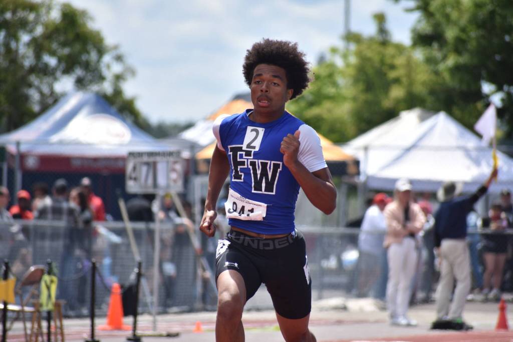 Tygee Roy runs the 400 for Federal Way. Ben Ray / Sound Publishing