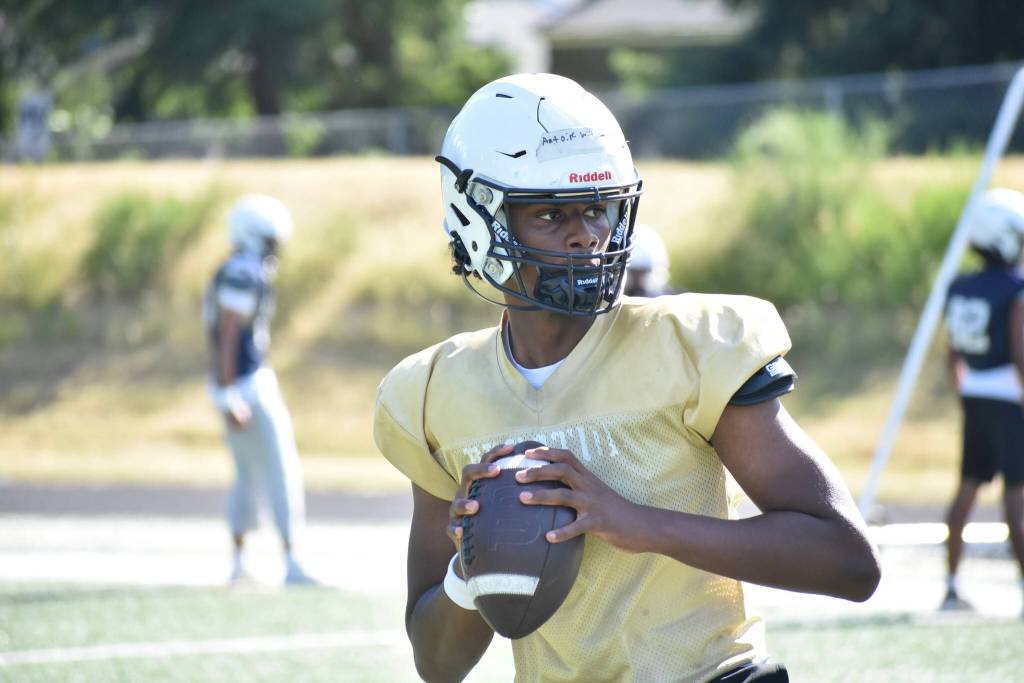 Antione Williams works during warm ups at Decatur. Ben Ray / The Reporter