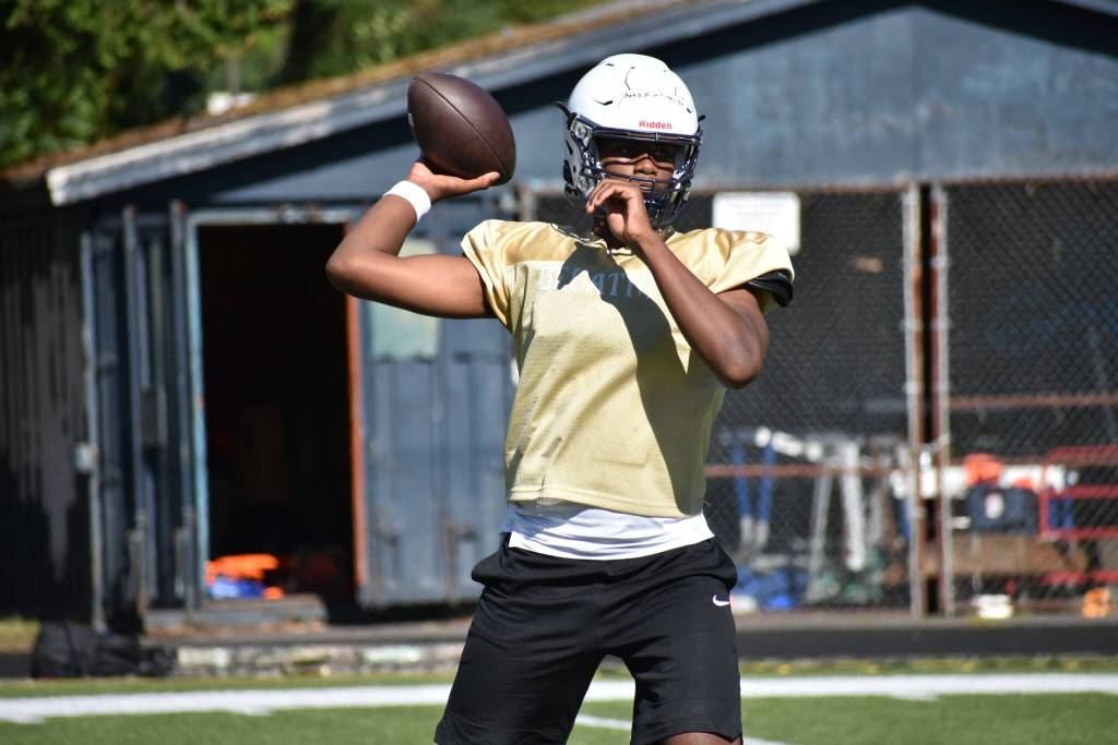 Decatur QB Antoine Williams makes a pass at practice. Ben Ray / The Mirror