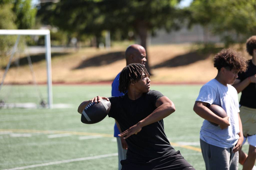 Isaiah Healy makes a pass for Federal Way. Ben Ray / The Reporter